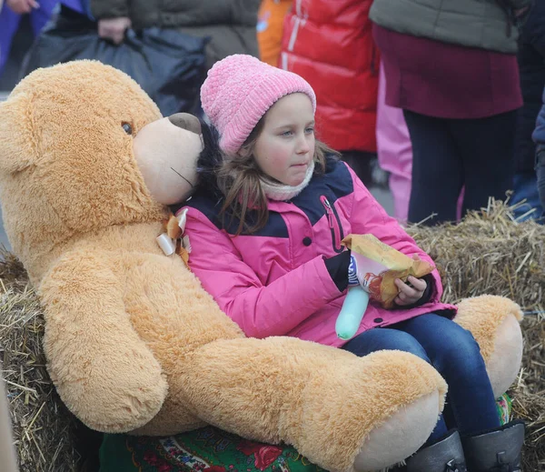 Dívka Sedí Velkém Medvídkovi Během Shrovetide Kontraktově Náměstí Kyjevě Února — Stock fotografie