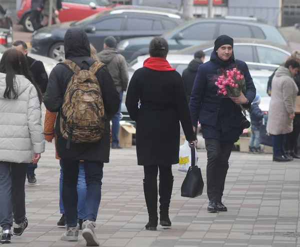 Увечері Березня 2020 Року Києві Перехожий Букетом Квітів — стокове фото