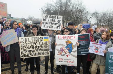 8 Mart 2020 'de Ukrayna' nın Kiev kentinde düzenlenen Uluslararası Kadın Günü Feminist Yürüyüşü sırasında pankart ve bayraklarla yürüyüş yapan aktivistler.