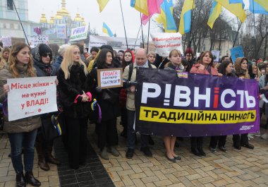  8 Mart 2020 'de Ukrayna' nın Kiev kentinde düzenlenen Uluslararası Kadınlar Günü Feminist Yürüyüşü sırasında protestocular bir bayrak tutuyorlar..