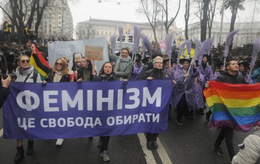 8 Mart 2020 'de Ukrayna' nın Kiev kentinde düzenlenen Uluslararası Kadın Günü Feminist Yürüyüşü sırasında pankart ve bayraklarla yürüyüş yapan aktivistler.