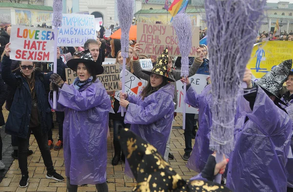 Donne Vestite Streghe Urlano Slogan Durante Marcia Femminista Nella Giornata — Foto Stock