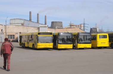 13 Mart 2020 'de Kiev' de bir otobüs durağında koronavirüs salgını nedeniyle toplu taşıma araçlarının dezenfekte edilmesi.