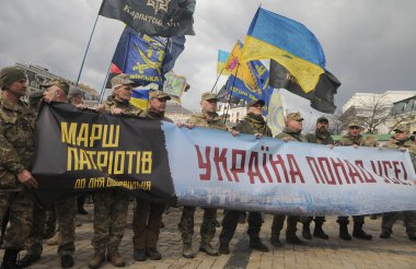 Doğu Ukrayna ihtilafının gazileri yürüyüş sırasında bayrak ve bayrak taşıyorlar. Ukraynalı gönüllüler 14 Mart 2020 'de Kiev' de Gönüllüler Günü 'ne adanmıştır.