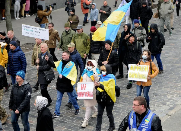 Folkmassa Med Flaggor Och Banderoller Marschen Ukrainska Volontärer Tillägnad Dagen — Stockfoto