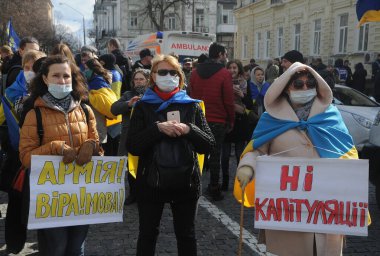 Yürüyüş sırasında Covid-19 Coronavirus 'a karşı koruyucu maskeler takan insanlar. Ukraynalı gönüllüler 14 Mart 2020 'de Kiev' de Gönüllüler Günü 'ne adanmıştır.