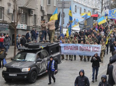 Yürüyüş sırasında bayraklı ve pankartlı bir kalabalık. Ukraynalı gönüllüler 14 Mart 2020 'de Kiev' de Gönüllüler Günü 'ne adanmıştır.