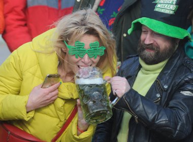 14 Mart 2020 'de Kiev' de düzenlenen Aziz Patrick Günü kutlamasına katılanlar.