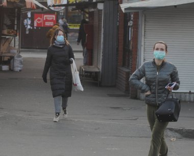 18 Mart 2020 'de Kiev' de tıbbi maskeli insanlar. 11 Mart 'ta Bakanlar Kurulu, koronavirüsün yayılmasıyla ilgili olarak 12 Mart' tan 3 Nisan 'a kadar Ukrayna' da karantina ilan etmeye karar verdi.. 