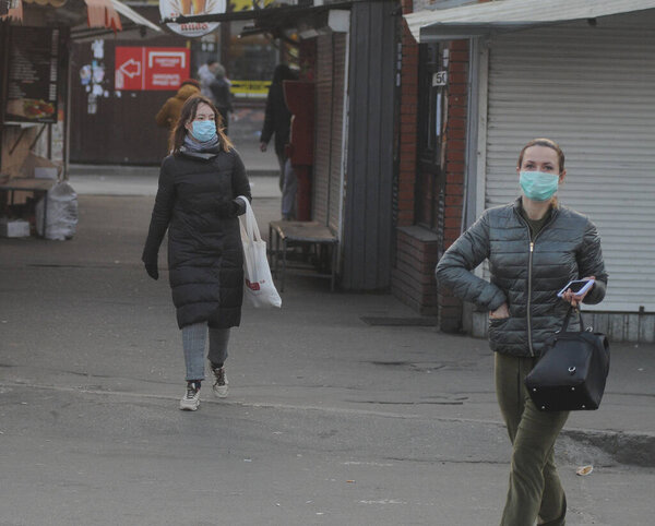 People in medical masks in Kiev, March 18, 2020. On March 11, the Cabinet of Ministers, in connection with the spread of coronavirus, decided to introduce quarantine in Ukraine from March 12 to April 3. 