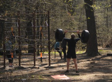 4 Nisan 2020 'de Kiev' deki bir parkta bir adam spor sahasında çıtayı yükseltiyor.