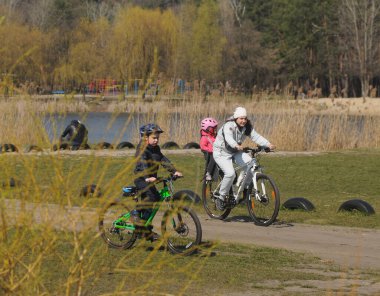4 Nisan 2020 'de Kiev' de bir parkta bisikletle bisiklet süren bir kadın..