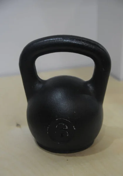 Gri Arkaplanda Crossfit Kettlebell — Stok fotoğraf