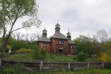 Ukrayna Halk Mimarisi ve Yaşamı Müzesi 'ndeki eski ahşap Ortodoks Kilisesi 