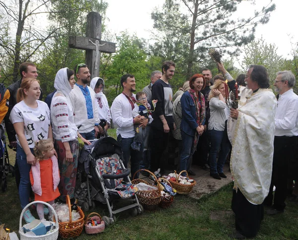 Kněz Žehná Velikonočním Košům Národním Muzeu Lidové Architektury Života Ukrajiny — Stock fotografie