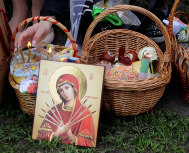 Paskalya sepetinde, Ukrayna Halk Mimarisi ve Yaşamı Pirogovo Ulusal Müzesi 'nde Paskalya sepetlerinin kutlanması sırasında, 28 Nisan 2019' da Kiev 'de kutsandı..