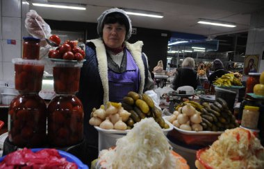 22 Ocak 2019 'da Kiev' deki Vladimir pazarının kapalı kısmında turşulu tezgah..