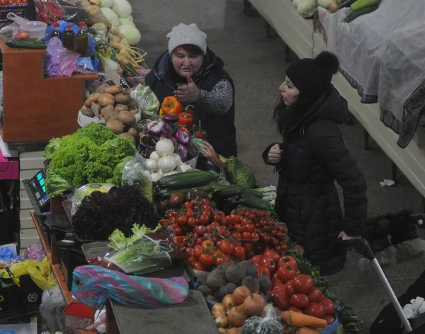 Una Mujer Comercia Verduras Parte Cubierta Del Mercado Vladimir Kiev —  Fotos de Stock