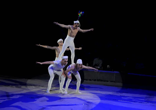 Akrobaten Der Zirkusarena Während Der Premiere Des Internationalen Deutschen Zirkusprogramms — Stockfoto