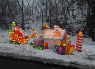 14 Şubat 2019 'da Kiev' deki Şarkı Söyleyen Tarla 'da dev Çin Fenerleri Festivali' nde Noel Baba kılığındaki fenerler kızağa biniyor..