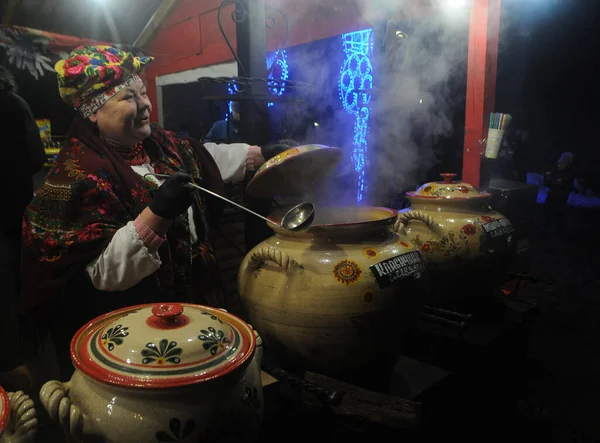 Eine Frau Traditioneller Ukrainischer Kleidung Kocht Glühwein Während Des Festivals — Stockfoto