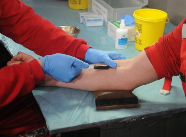 Kiev Acil Tıp ve Afet Tıp Merkezi çalışanlarının ELISA testleriyle koronavirüs için Kiev 'deki antikorların tespiti, 26 Mayıs 2020' de Kiev 'de
