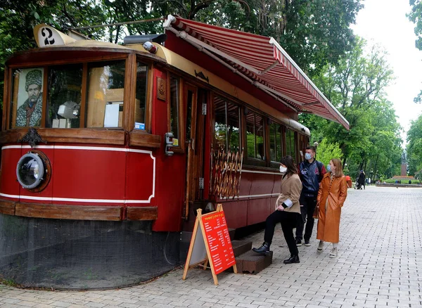 Orvosi Maszkos Emberek Kávét Vásárolnak Shevchenko Park Karantén Alatt Kijevben — Stock Fotó