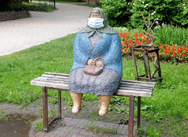 Sculpture Grand Mère Classique Dans Masque Médical Pendant Quarantaine Dans — Photo