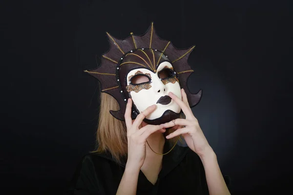 Piękna Blondynka w teatralnych maski — Zdjęcie stockowe