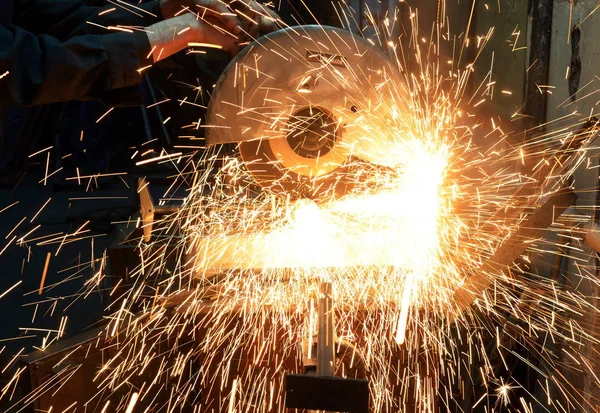 Cutting metal on a lathe — Stock Photo, Image