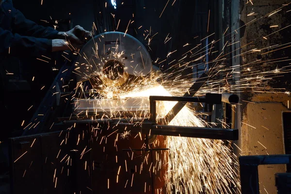 Cutting metal on a lathe — Stock Photo, Image