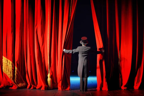 Smokin kadın oyuncu tiyatro perdesi açılır