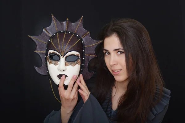 Brunetka dziewczyna trzyma Karnawał Maska — Zdjęcie stockowe