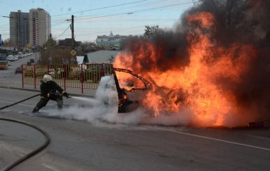 İtfaiyeciler Rusya'da yanan bir arabadan söndürmek 