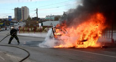 İtfaiyeciler Rusya'da yanan bir arabadan söndürmek 
