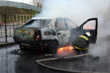 İtfaiyeciler Rusya'da yanan bir arabadan söndürmek 