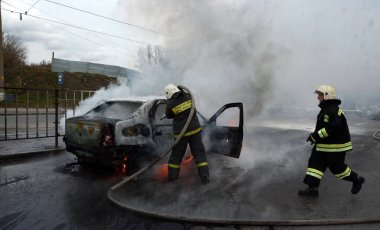 İtfaiyeciler Rusya'da yanan bir arabadan söndürmek 