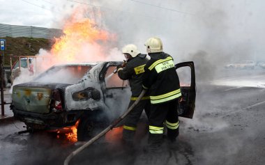 İtfaiyeciler Rusya'da yanan bir arabadan söndürmek 