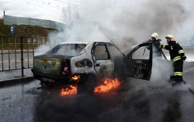 İtfaiyeciler Rusya'da yanan bir arabadan söndürmek 