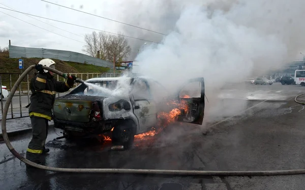 Bomberos apagan un coche en llamas en Rusia —  Fotos de Stock