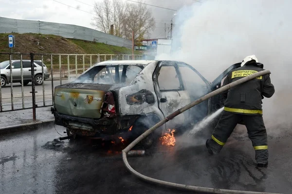 Bomberos apagan un coche en llamas en Rusia —  Fotos de Stock