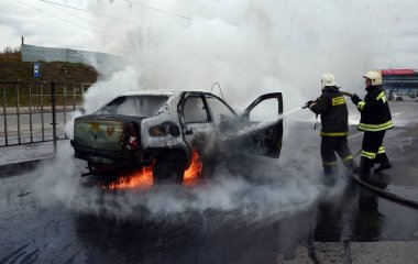 İtfaiyeciler Rusya'da yanan bir arabadan söndürmek 