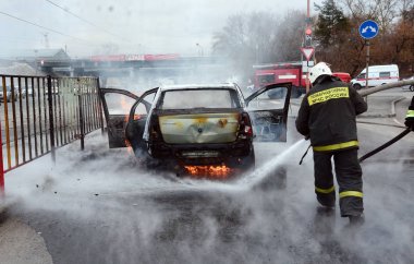 İtfaiyeciler Rusya'da yanan bir arabadan söndürmek 