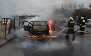 İtfaiyeciler Rusya'da yanan bir arabadan söndürmek 