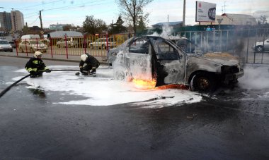 İtfaiyeciler Rusya'da yanan bir arabadan söndürmek 