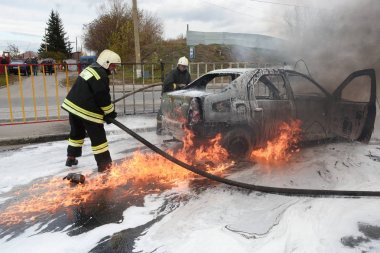İtfaiyeciler Rusya'da yanan bir arabadan söndürmek 