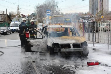 İtfaiyeciler Rusya'da yanan bir arabadan söndürmek 