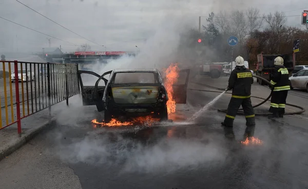 Bomberos apagan un coche en llamas en Rusia — Foto de Stock