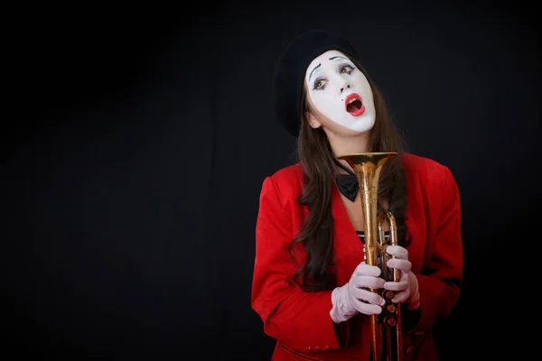 Девушка-мем играет на трубе — стоковое фото