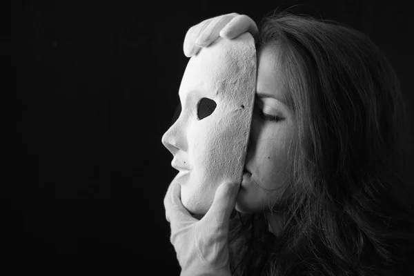 Брюнетка дівчина тримає театральну маску — стокове фото